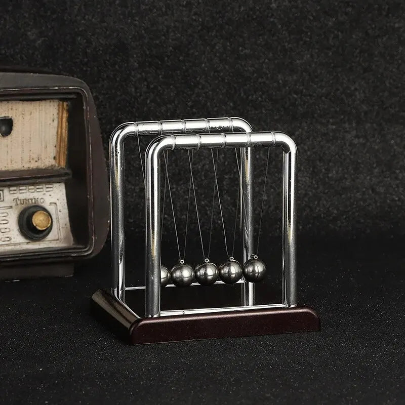 newtons cradle desktop toy