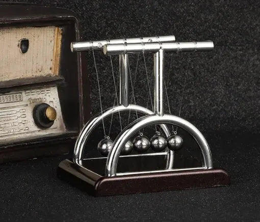 newtons cradle desktop toy