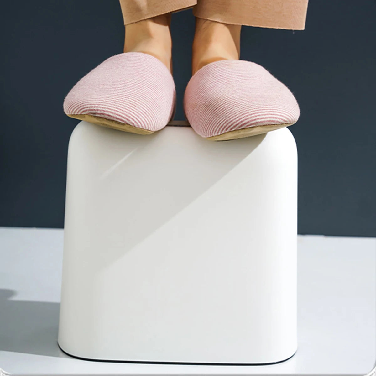 Smart trash bin with automatic opening lid