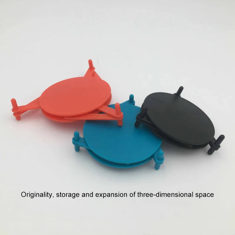 Three small three-dimensional space-related objects in red, blue, and black are arranged on a plain white background, with the text 'Originality, storage and expansion of three-dimensional space' below.