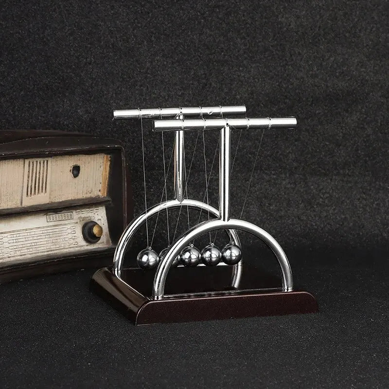 newtons cradle desktop toy
