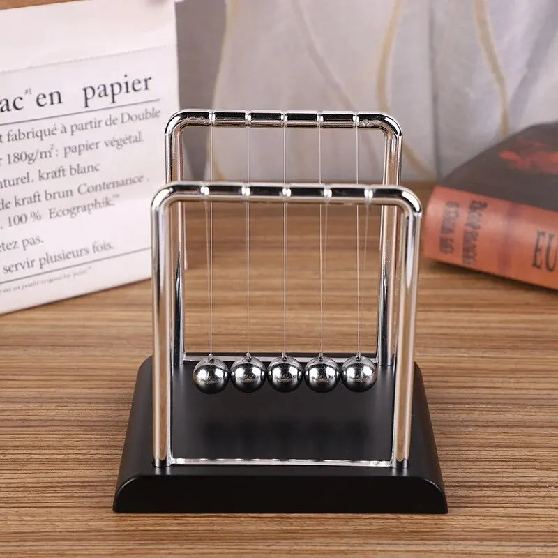 newtons cradle desktop toy