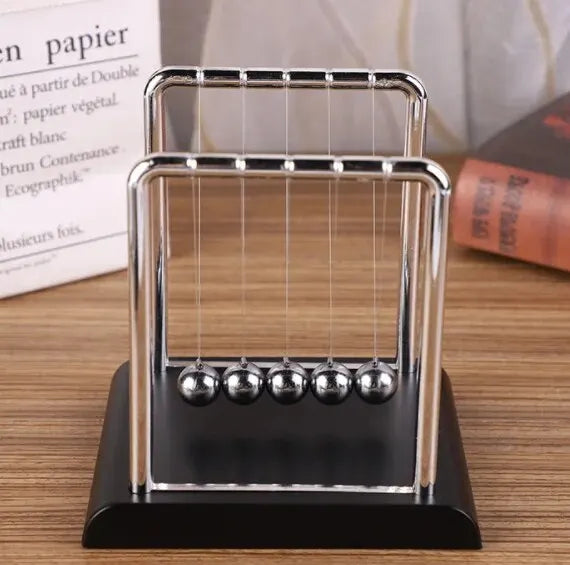 newtons cradle desktop toy
